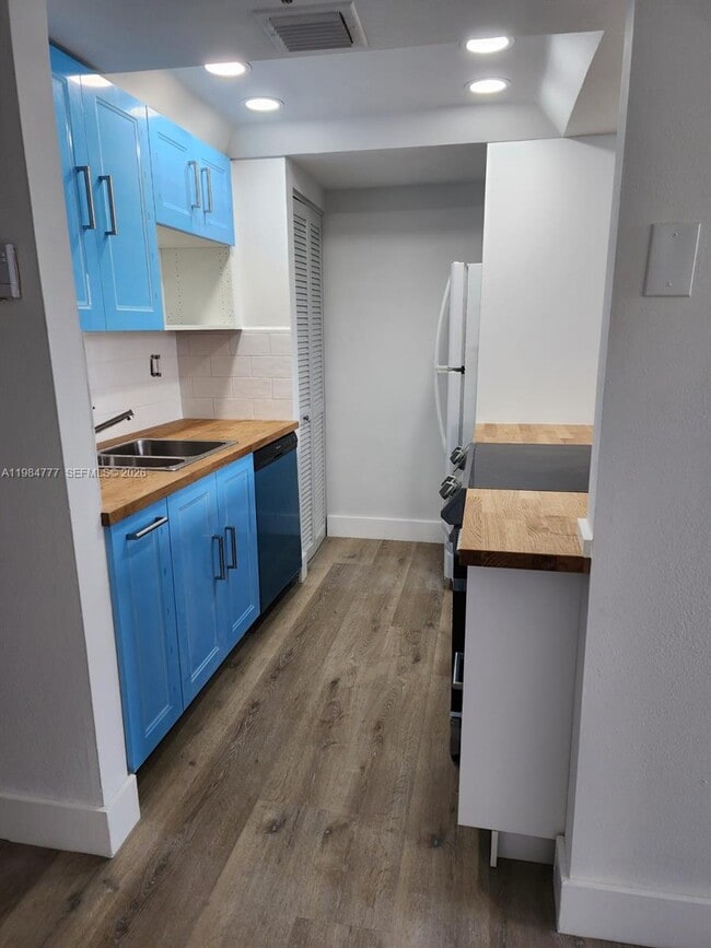 Building Photo - 520 Brickell Key Dr