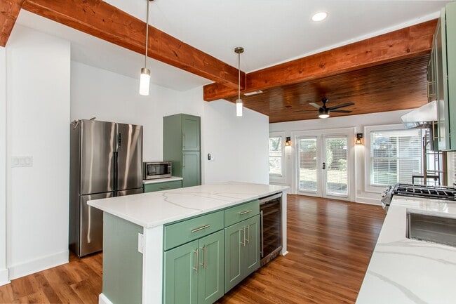 Building Photo - Beautiful Craftsman Style in Junius Heights!