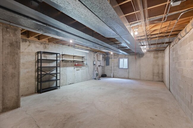 Building Photo - 1055 Knollwood Ln