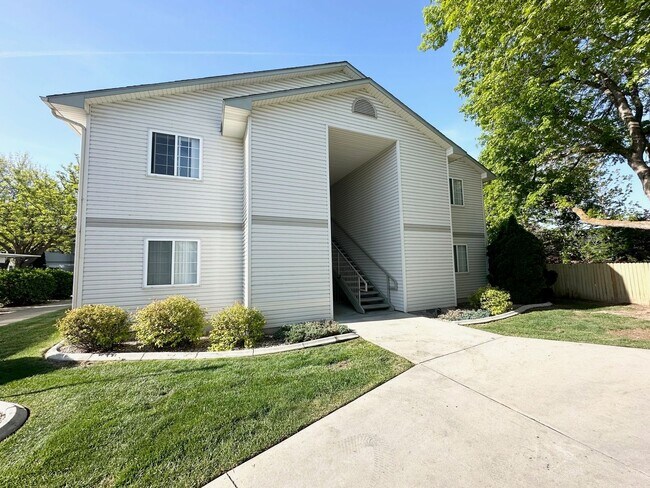 Building Photo - 1900 N Farwell Ln