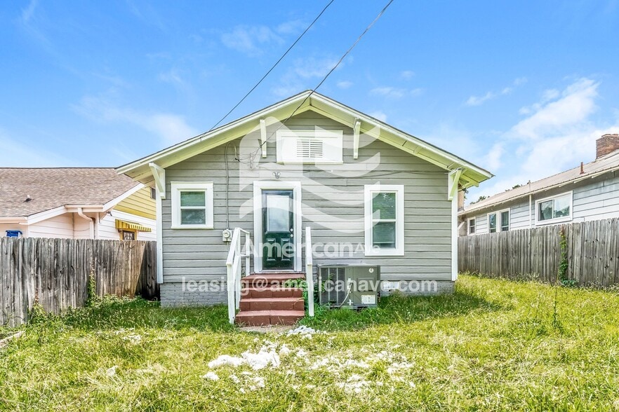 Building Photo - 1746 Center St S