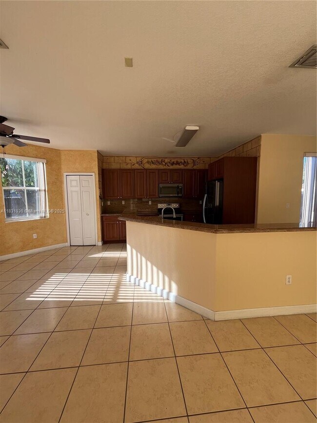 Building Photo - 9140 SW 153rd Ave