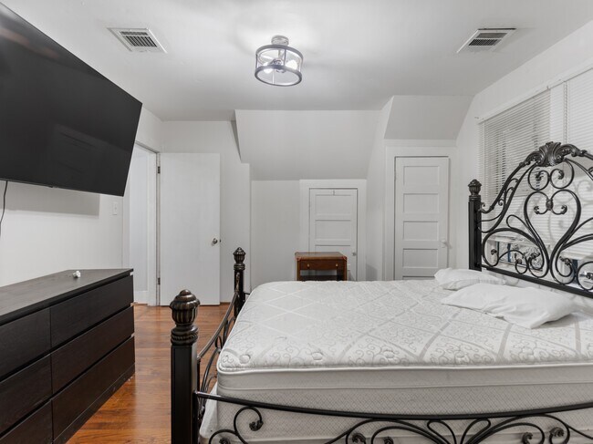 Building Photo - 2520 1st St