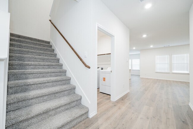 Building Photo - 2126 Thornton Dr