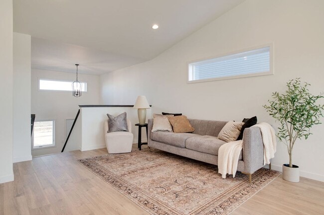 Building Photo - 3 Bed 3 Bath Single Family Home