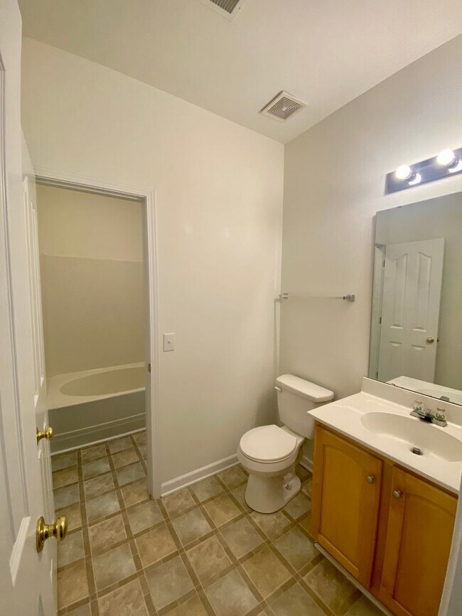 Building Photo - 3BR/2.5BA Townhouse in Ballantyne