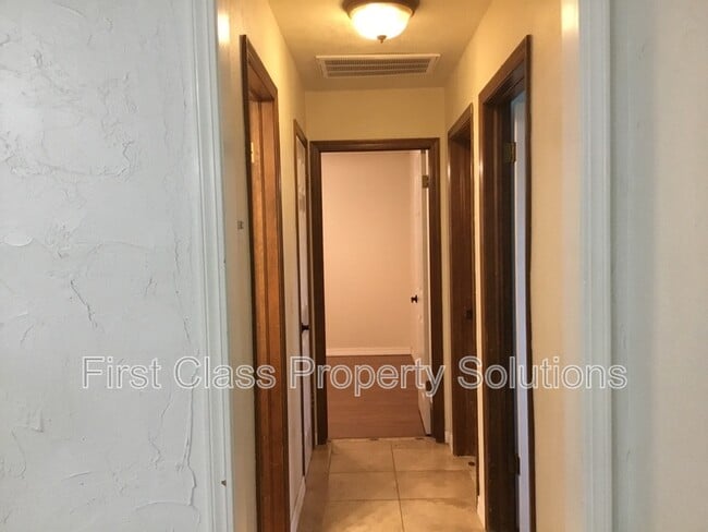 Building Photo - 2807 S Estate Dr