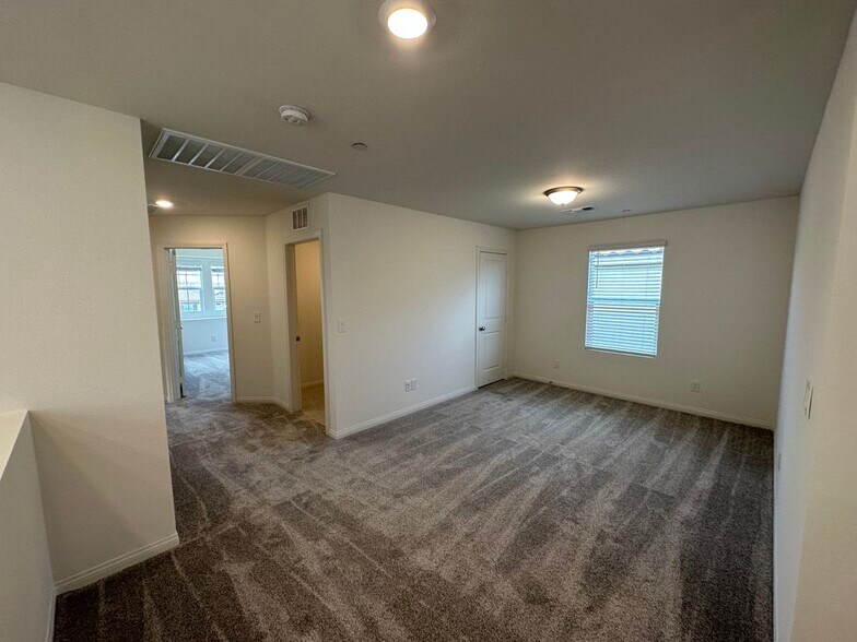 Building Photo - 2562 Ofanto