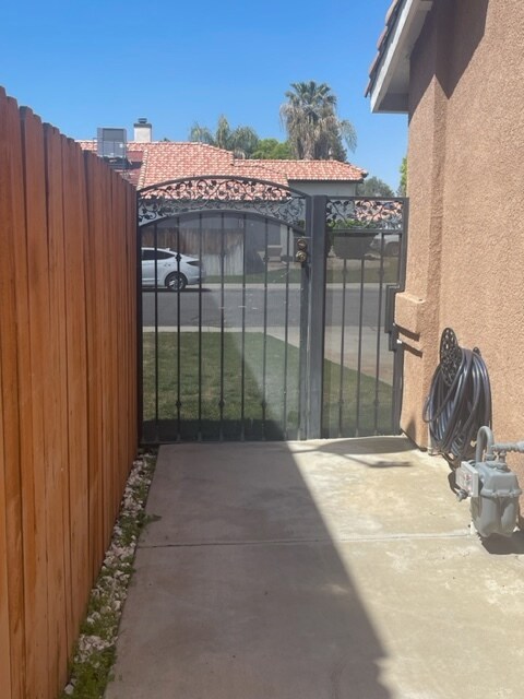 Building Photo - 7501 Canyon Clover Dr