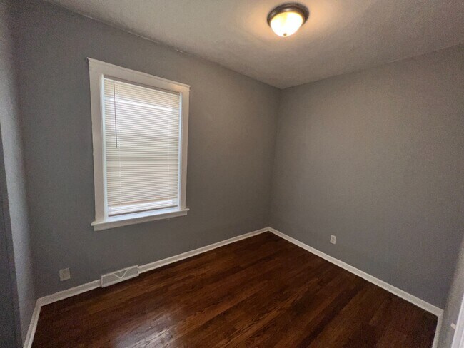 Building Photo - Freshly Renovated 5-Bedroom Home in South Chicago – Available Oct 15