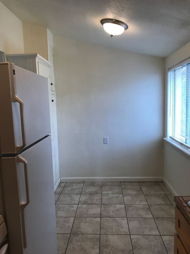 Building Photo - Cute house!