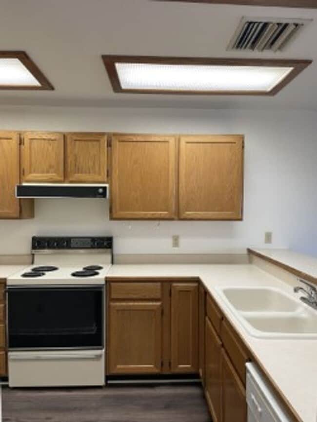 Building Photo - Move in ready.  Call for a showing. (928) ...
