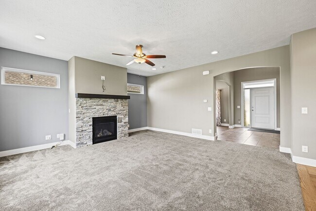 Building Photo - AVAILABLE NOW!