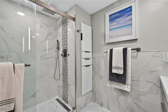 Building Photo - 2001 Tarpon Bay Dr N