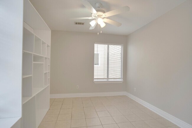 Building Photo - Beautiful 2-Bedroom, 2-Bath Duplex Near Ho...