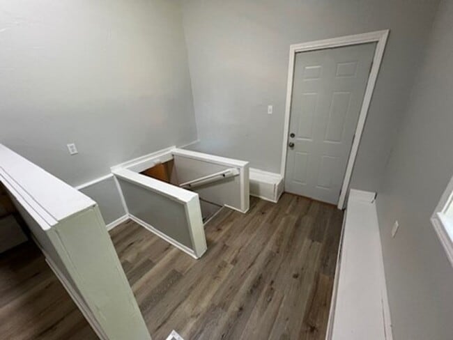 Building Photo - Spacious 2bed 1 bath home in west Akron