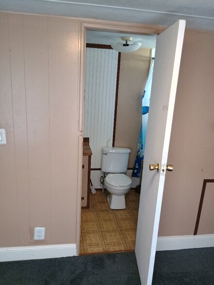 Building Photo - 144 SE Guinevere Ct