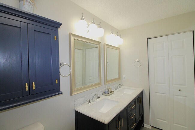 Building Photo - Furnished Elizabeth Condo!