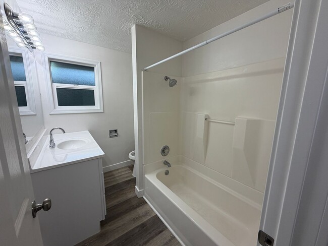 Building Photo - 3 Bedroom 1 Bath single story home