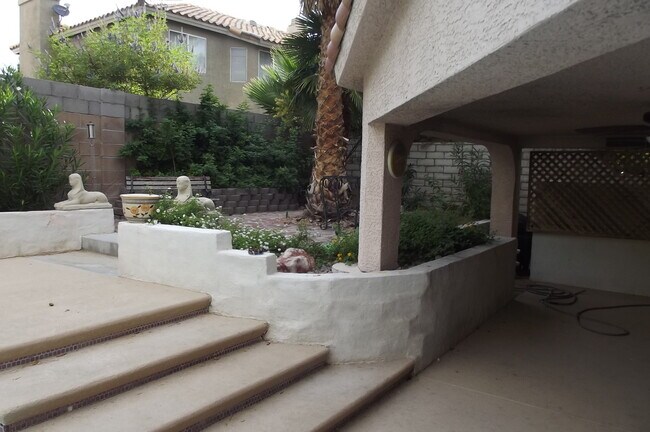 Building Photo - Swimming pool and spa