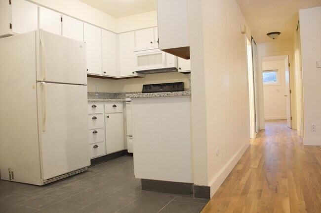 Building Photo - 2bed, hardwoods, granite, dishwasher, park...