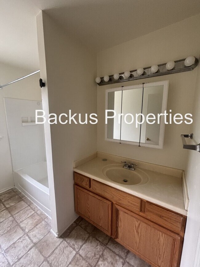 Building Photo - Great one level three bedroom home in South Salinas