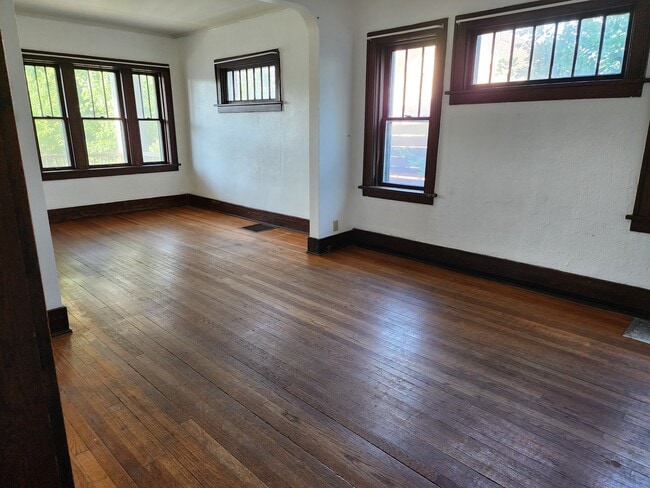 Building Photo - 1306 Villa Ave