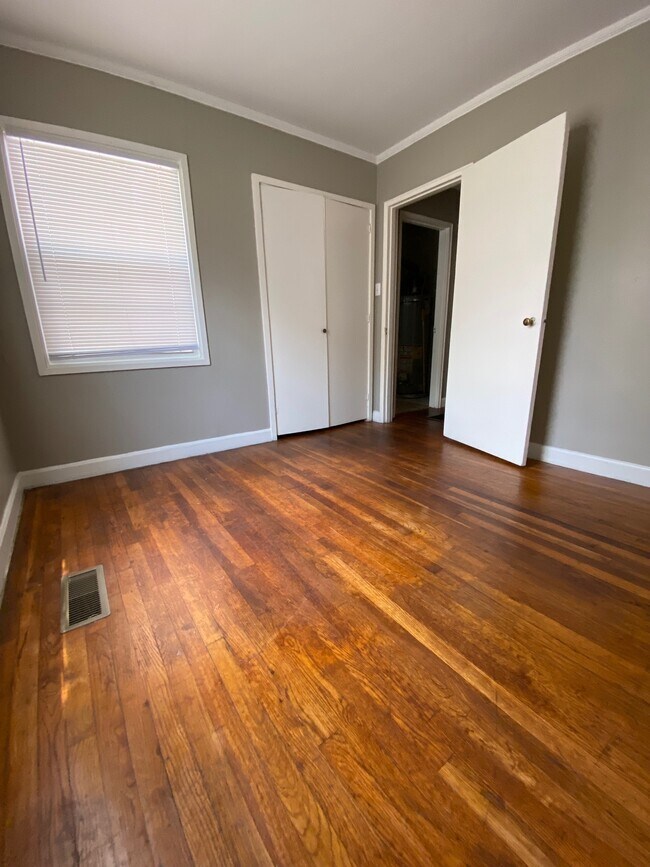 Building Photo - 127 Crestview Dr