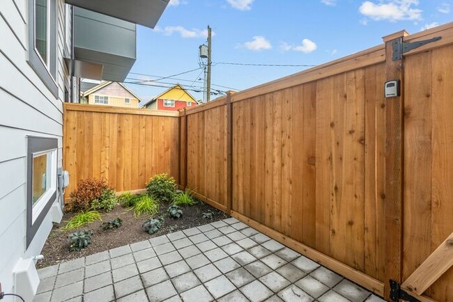 Building Photo - Stunning Brand-New Ballard Townhome with A...