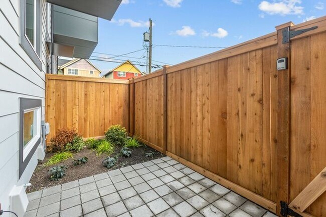 Building Photo - Stunning Brand-New Ballard Townhome with Air Conditioning