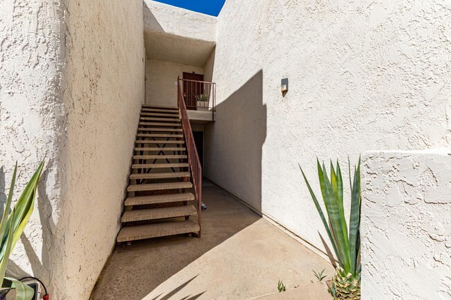 Building Photo - 7350 N Vía Paseo Del Sur