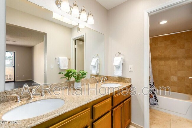 Building Photo - 746 E Morningside Dr