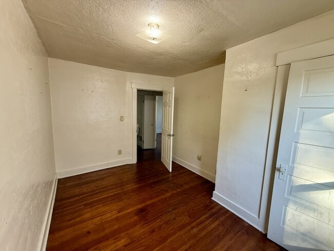 Building Photo - 44 E Parkwood Dr