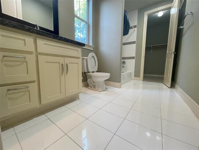 Building Photo - 3138 Pemberton Walk