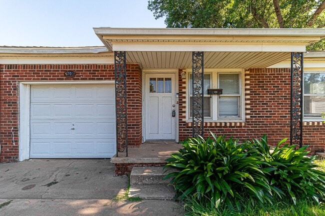 Building Photo - 3 Bed 2 Bath in OKC!