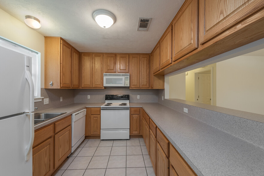 Primary Photo - 1425 Western Oaks Ct