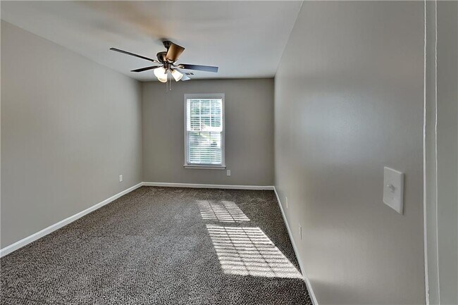 Building Photo - 220 Poppy Tree Ln