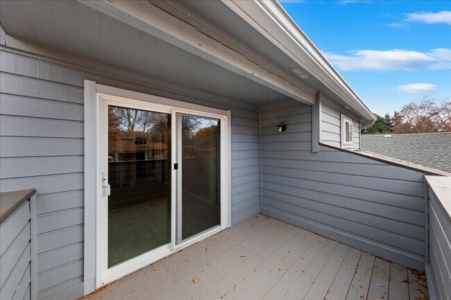 Building Photo - Gorgeous Updated Home in the Heart of Eagle Hills