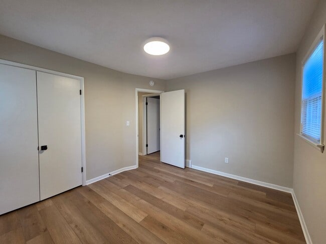 Building Photo - Beautiful 4 bedroom in Forest Hills