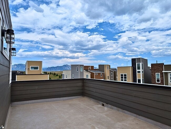 Building Photo - Beautiful 2 Bed + Office + 2.5 Bath home i...