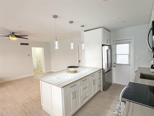 Building Photo - 4541 N Ocean Dr