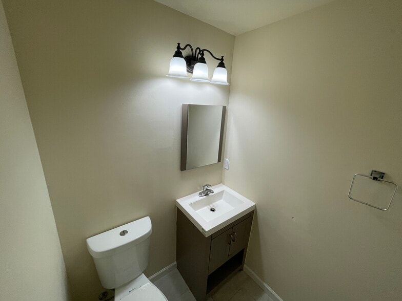 Building Photo - 5790 Roosevelt Way NE