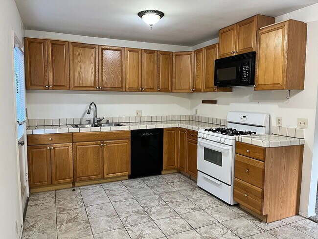 Building Photo - 44136 Fairhaven Dr