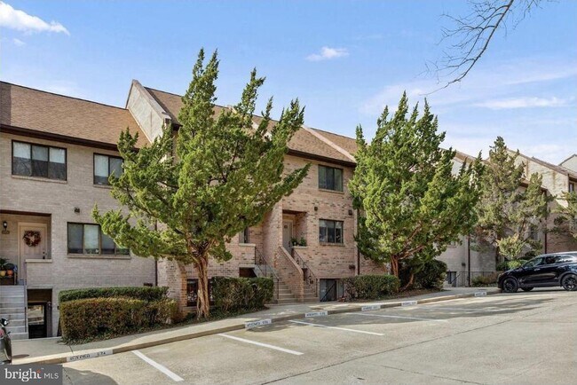 Building Photo - 3875 Steppes Ct