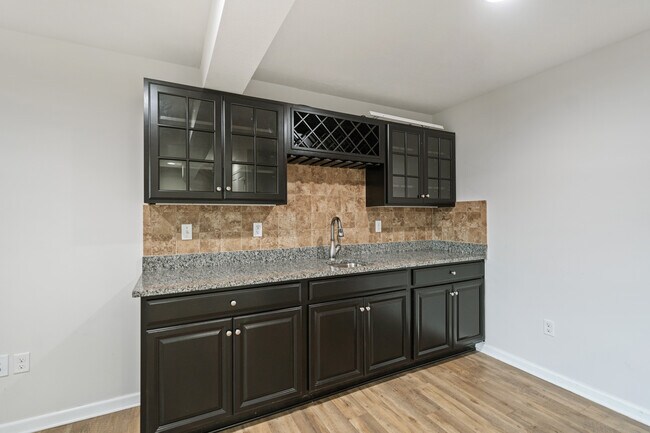 Building Photo - 407 Fairmont Dr