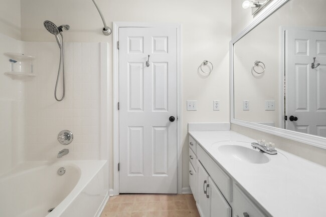 Building Photo - 3817 Roscommon Way