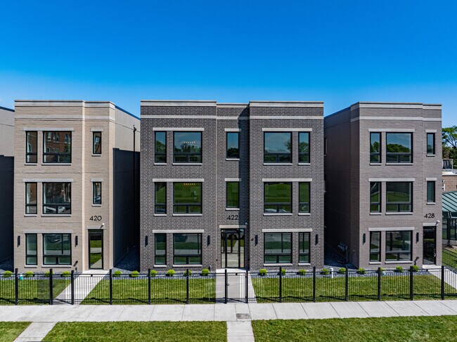 Building Photo - 428 E 50th Pl