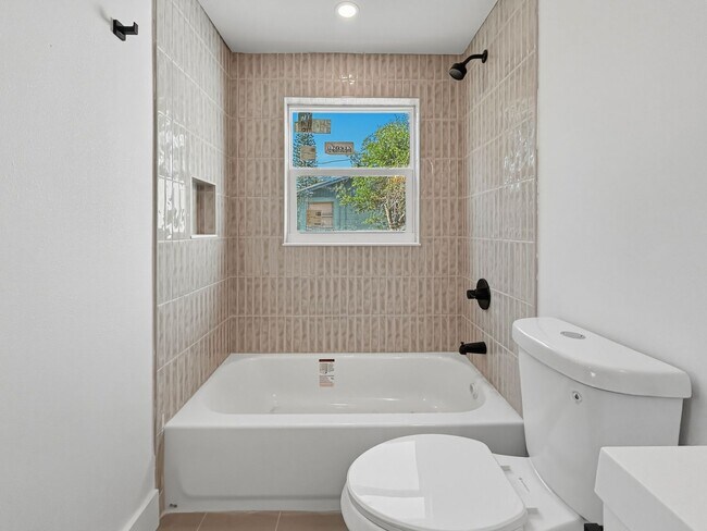 Building Photo - Spacious and Updated Home in Tampa! Move-in Ready | 2bed-1bath