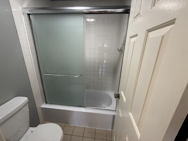 Building Photo - Beautiful 3 Bed/2.5 Bath Townhome