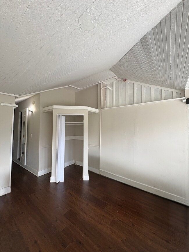 Building Photo - 656 Beach Dr NE